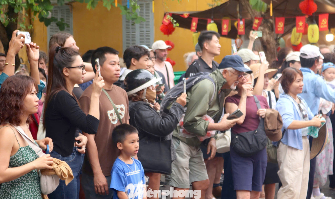 Kh&aacute;ch T&acirc;y chen ch&acirc;n xem diễu h&agrave;nh ở Hội An- Ảnh 9.