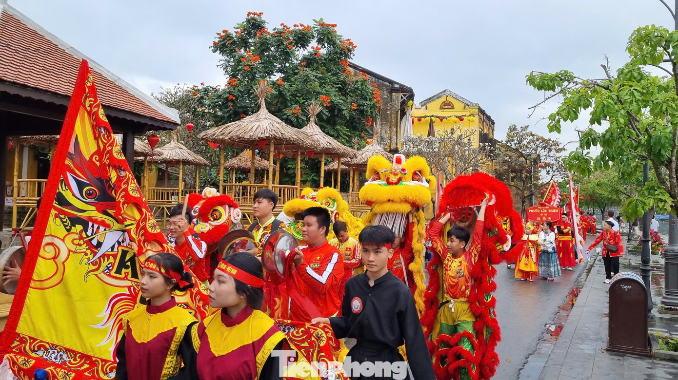 Kh&aacute;ch T&acirc;y chen ch&acirc;n xem diễu h&agrave;nh ở Hội An- Ảnh 12.