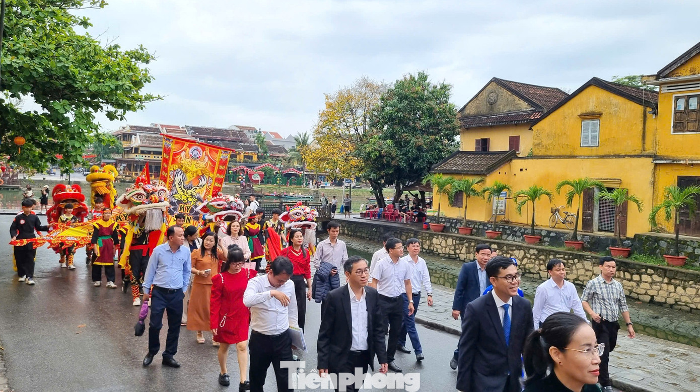 Kh&aacute;ch T&acirc;y chen ch&acirc;n xem diễu h&agrave;nh ở Hội An- Ảnh 3.