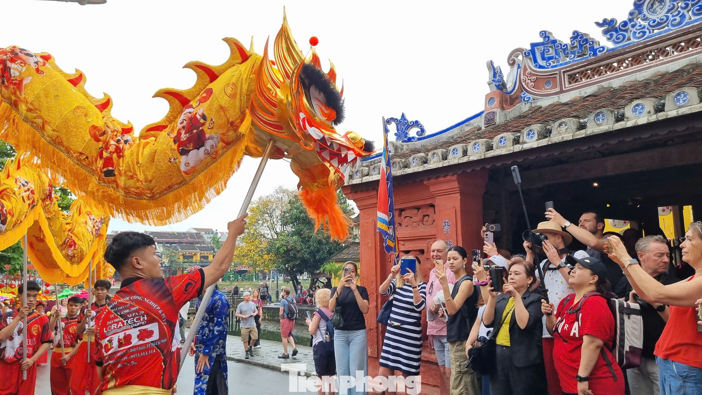 Kh&aacute;ch T&acirc;y chen ch&acirc;n xem diễu h&agrave;nh ở Hội An- Ảnh 1.