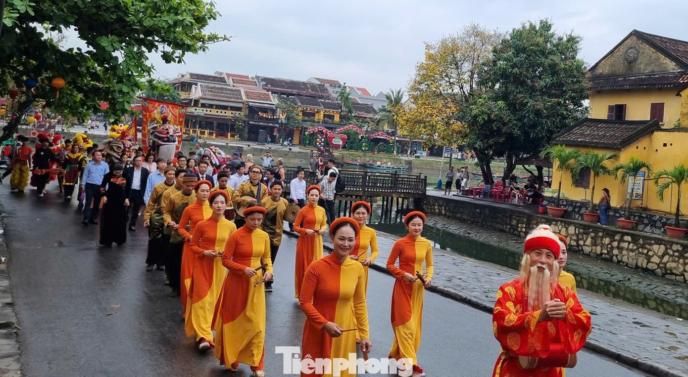 Kh&aacute;ch T&acirc;y chen ch&acirc;n xem diễu h&agrave;nh ở Hội An- Ảnh 2.
