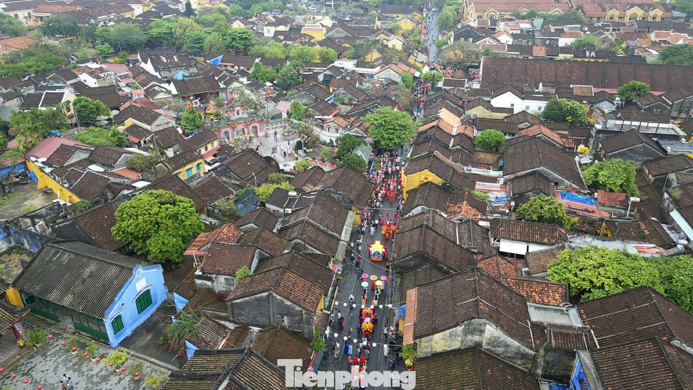 Kh&aacute;ch T&acirc;y chen ch&acirc;n xem diễu h&agrave;nh ở Hội An- Ảnh 11.