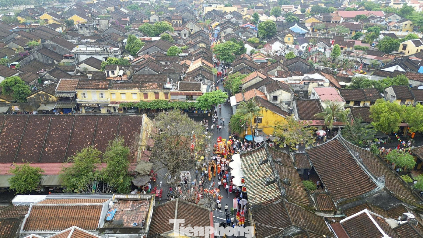 Kh&aacute;ch T&acirc;y chen ch&acirc;n xem diễu h&agrave;nh ở Hội An- Ảnh 18.