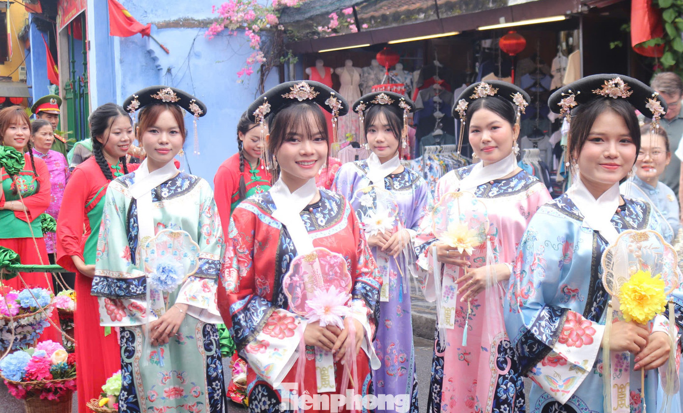 Kh&aacute;ch T&acirc;y chen ch&acirc;n xem diễu h&agrave;nh ở Hội An- Ảnh 13.