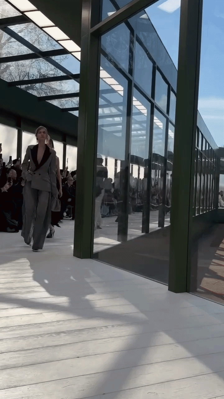 Chuyện Lọ Lem rơi gi&agrave;y ở ch&iacute;nh show Dior: D&acirc;n mạng thế giới đ&ograve;i mua gấp, viral ngay v&agrave; lu&ocirc;n!- Ảnh 1.