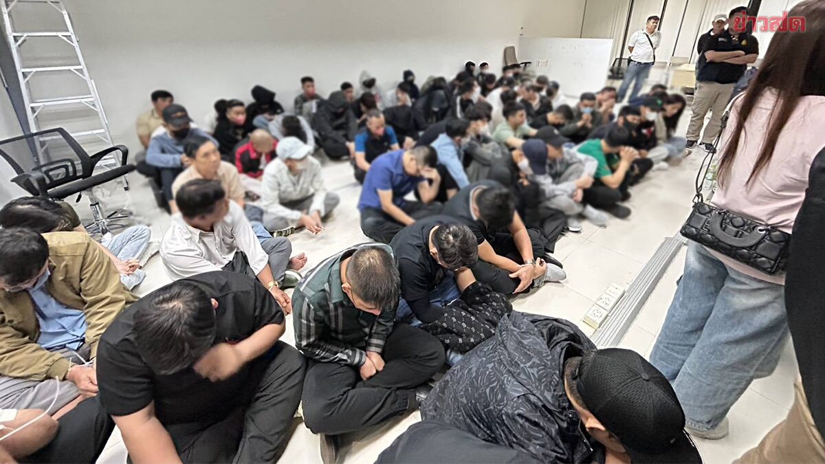 Cảnh sát Thái Lan bắt giữ 94 người Việt tại tụ điểm cờ bạc trực tuyến, thu giữ hơn 500 điện thoại- Ảnh 1. Cảnh sát Thái Lan bắt giữ 94 người Việt tại tụ điểm cờ bạc trực tuyến, thu giữ hơn 500 điện thoại- Ảnh 1.
