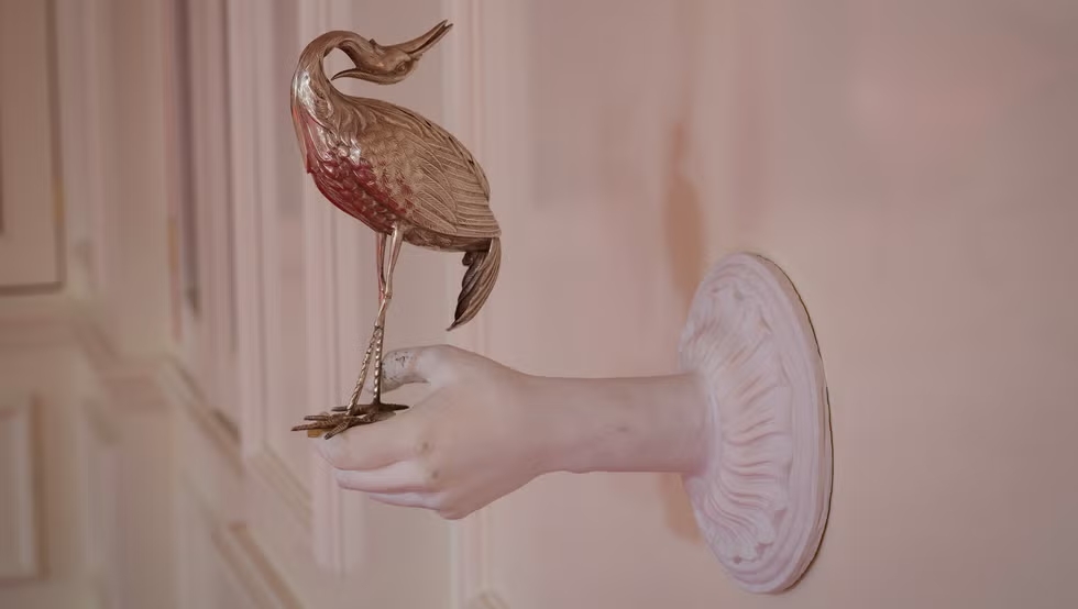 Giải m&atilde; 9 chi tiết ẩn trong Đồi Gi&oacute; H&uacute;: Ph&ograve;ng ngủ mang m&agrave;u da nữ ch&iacute;nh, tại sao bức tường lại "đổ mồ h&ocirc;i"?- Ảnh 12.