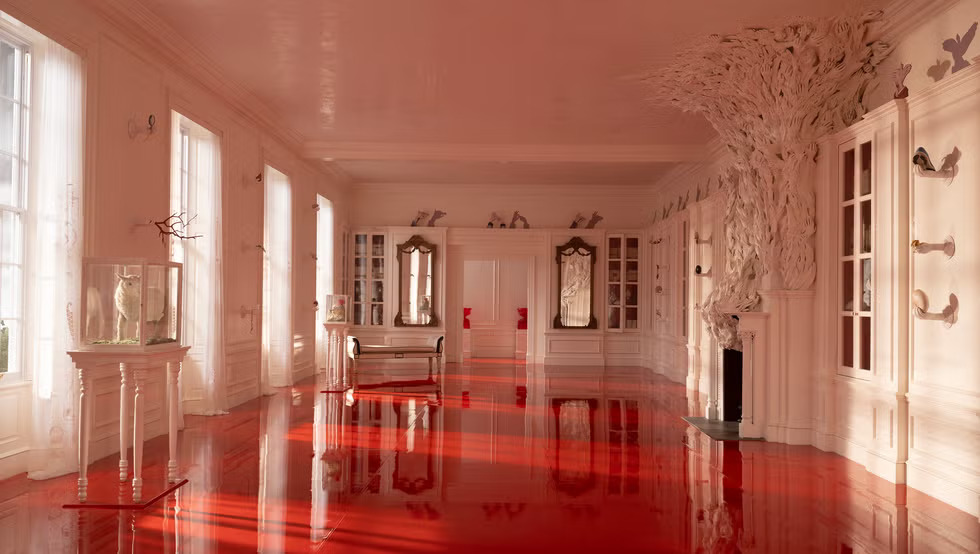 Giải m&atilde; 9 chi tiết ẩn trong Đồi Gi&oacute; H&uacute;: Ph&ograve;ng ngủ mang m&agrave;u da nữ ch&iacute;nh, tại sao bức tường lại "đổ mồ h&ocirc;i"?- Ảnh 11.