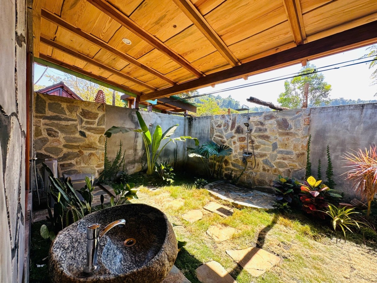 Nghệ sĩ Việt xây “thiên đường dưỡng già” 10.000m² giữa đồi: Bên trong có "kho báu" khiến ai ghé cũng muốn check-in- Ảnh 12. Nghệ sĩ Việt xây “thiên đường dưỡng già” 10.000m² giữa đồi: Bên trong có "kho báu" khiến ai ghé cũng muốn check-in- Ảnh 12.