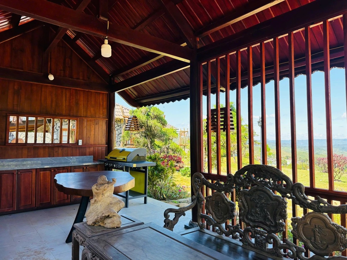 Nghệ sĩ Việt xây “thiên đường dưỡng già” 10.000m² giữa đồi: Bên trong có "kho báu" khiến ai ghé cũng muốn check-in- Ảnh 6. Nghệ sĩ Việt xây “thiên đường dưỡng già” 10.000m² giữa đồi: Bên trong có "kho báu" khiến ai ghé cũng muốn check-in- Ảnh 6.