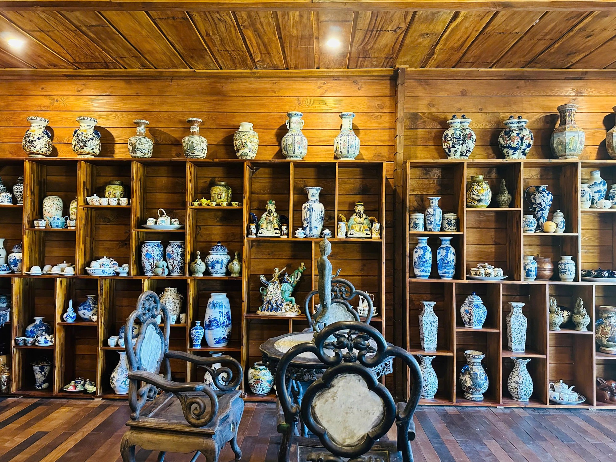 Nghệ sĩ Việt xây “thiên đường dưỡng già” 10.000m² giữa đồi: Bên trong có "kho báu" khiến ai ghé cũng muốn check-in- Ảnh 8. Nghệ sĩ Việt xây “thiên đường dưỡng già” 10.000m² giữa đồi: Bên trong có "kho báu" khiến ai ghé cũng muốn check-in- Ảnh 8.