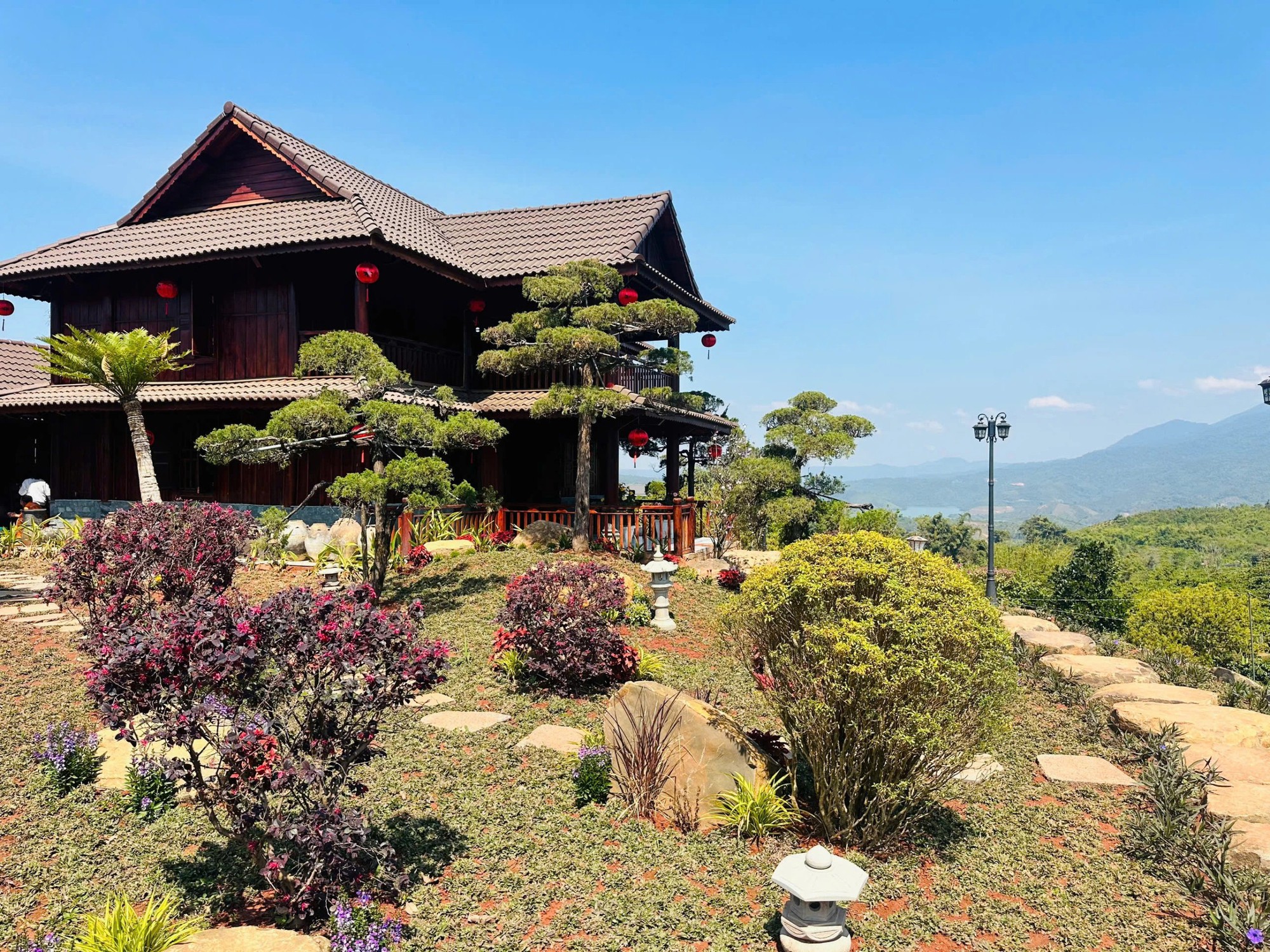 Nghệ sĩ Việt xây “thiên đường dưỡng già” 10.000m² giữa đồi: Bên trong có "kho báu" khiến ai ghé cũng muốn check-in- Ảnh 1. Nghệ sĩ Việt xây “thiên đường dưỡng già” 10.000m² giữa đồi: Bên trong có "kho báu" khiến ai ghé cũng muốn check-in- Ảnh 1.