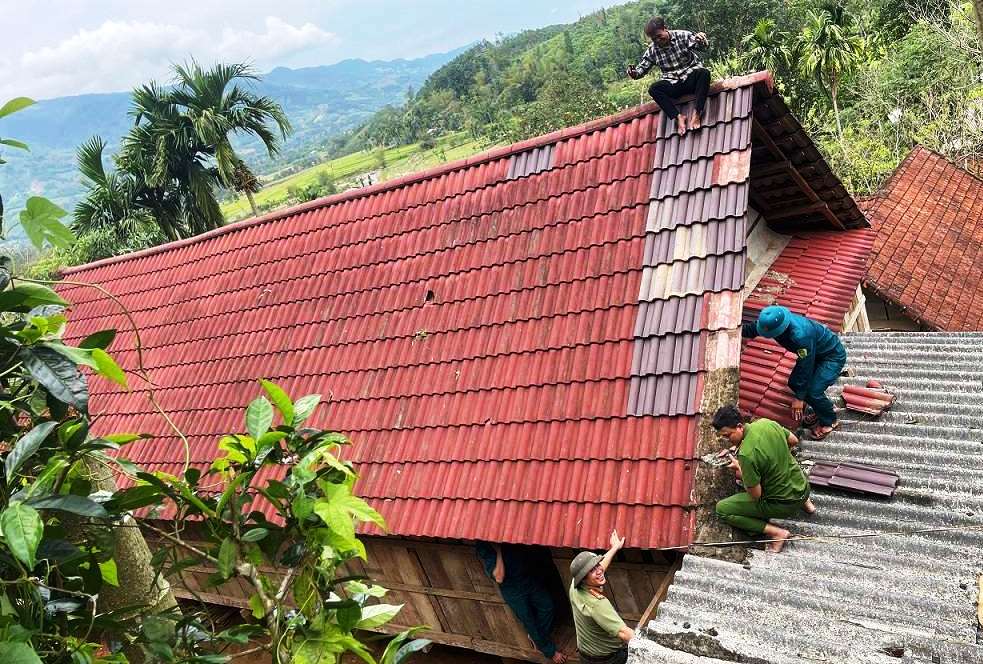 Lốc xo&aacute;y k&eacute;o d&agrave;i 30 ph&uacute;t ở Quảng Ng&atilde;i, c&acirc;y đổ v&agrave; hơn trăm căn nh&agrave; tốc m&aacute;i- Ảnh 1.