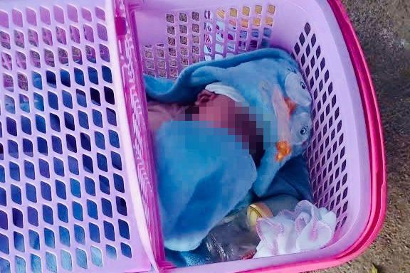 B&eacute; trai được đặt trước cửa nh&agrave; d&acirc;n k&egrave;m bức thư nhiều nghi vấn- Ảnh 1.