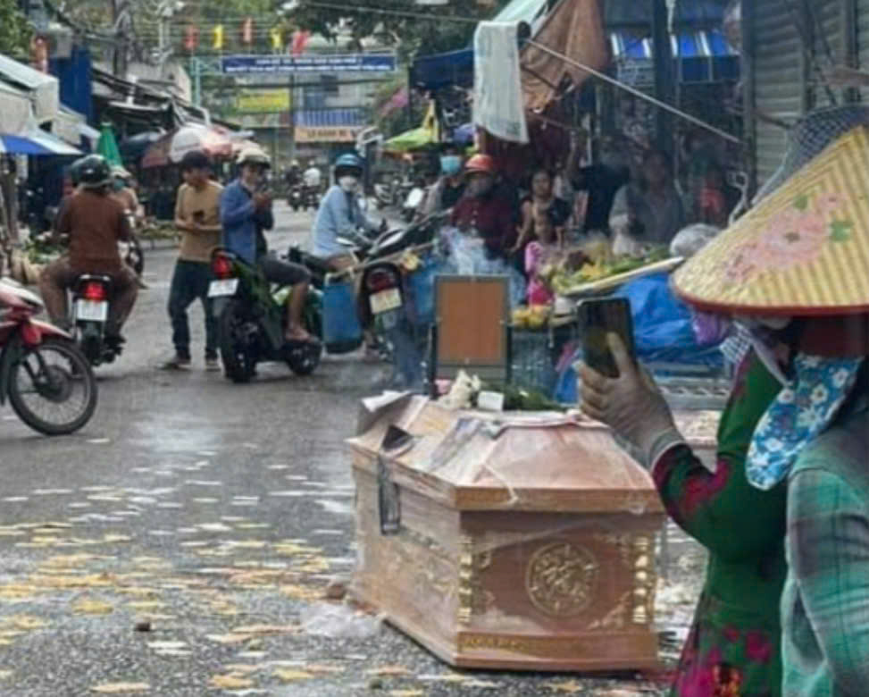 Sắp xét xử vụ mang quan tài đòi nợ chủ hụi gây xôn xao dư luận- Ảnh 1. Sắp xét xử vụ mang quan tài đòi nợ chủ hụi gây xôn xao dư luận- Ảnh 1.