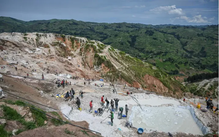 C&ocirc;ng nh&acirc;n khai th&aacute;c mỏ coltan ở Rubaya, Congo, th&aacute;ng 5/2025 (Ảnh: AP)