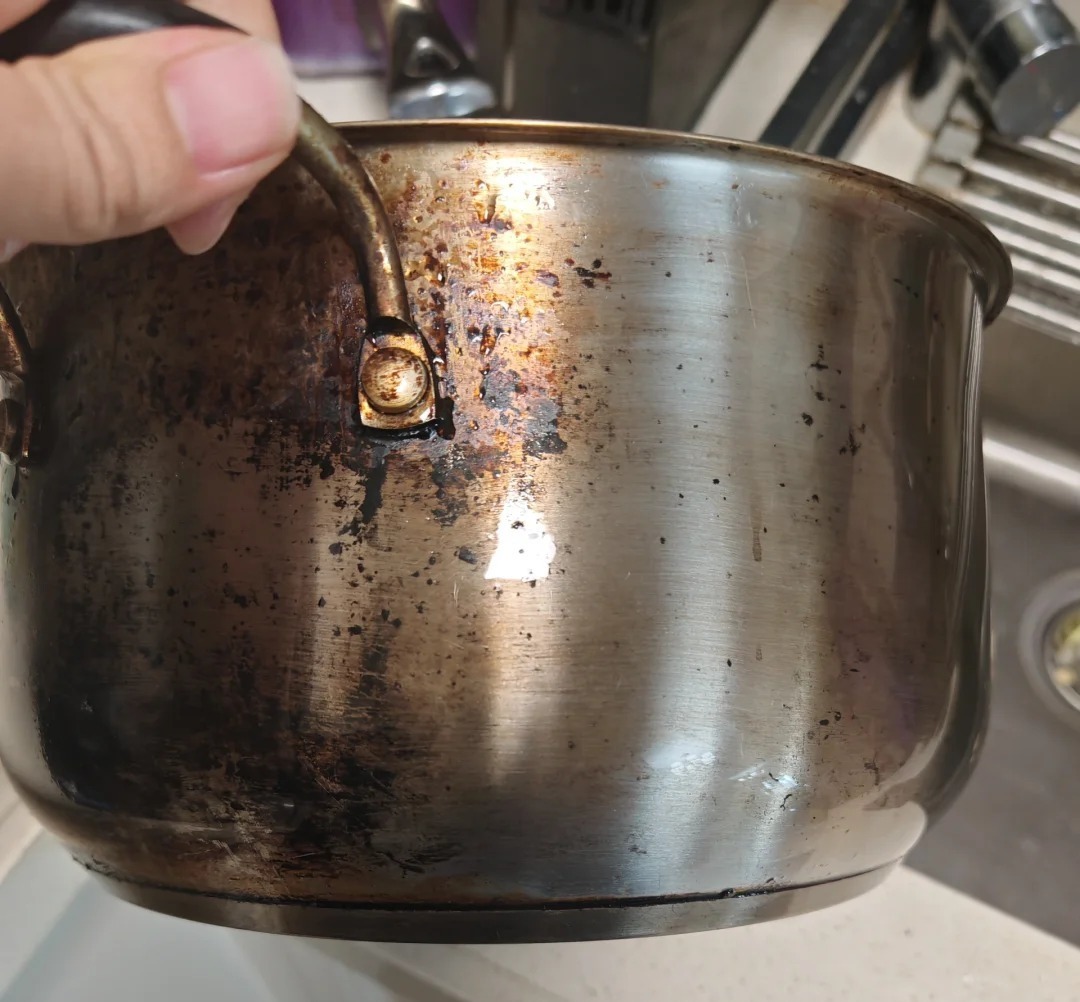 Th&aacute;nh thần ơi, chiếc nồi 20 năm tuổi của mẹ t&ocirc;i đến giờ vẫn s&aacute;ng b&oacute;ng nhờ b&iacute; quyết n&agrave;y- Ảnh 1.