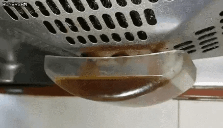 Đặt 1 chai nhựa rỗng v&agrave;o m&aacute;y h&uacute;t m&ugrave;i, t&ocirc;i lạy người n&agrave;o nghĩ ra mẹo đỉnh n&oacute;c n&agrave;y- Ảnh 1.