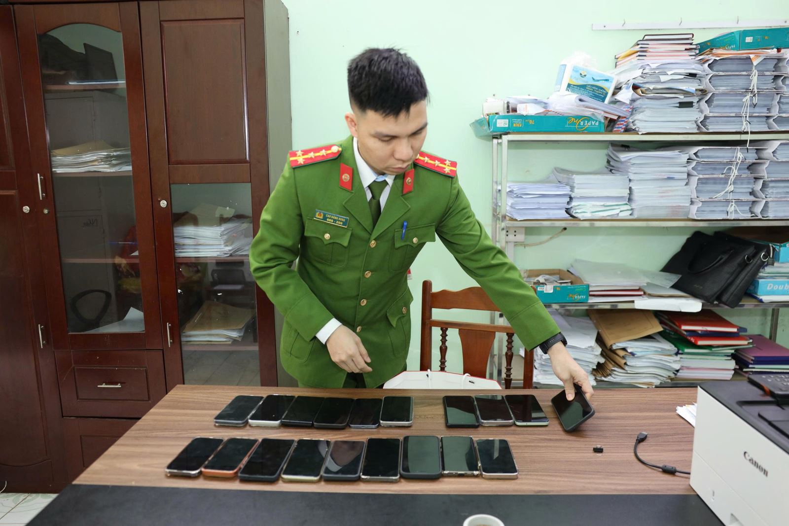 Ch&acirc;n dung 2 &ldquo;&ocirc;ng tr&ugrave;m&rdquo; cầm đầu đường d&acirc;y X&ocirc;i Lạc TV với quy m&ocirc; số tiền gần 1000 tỷ đồng- Ảnh 4.