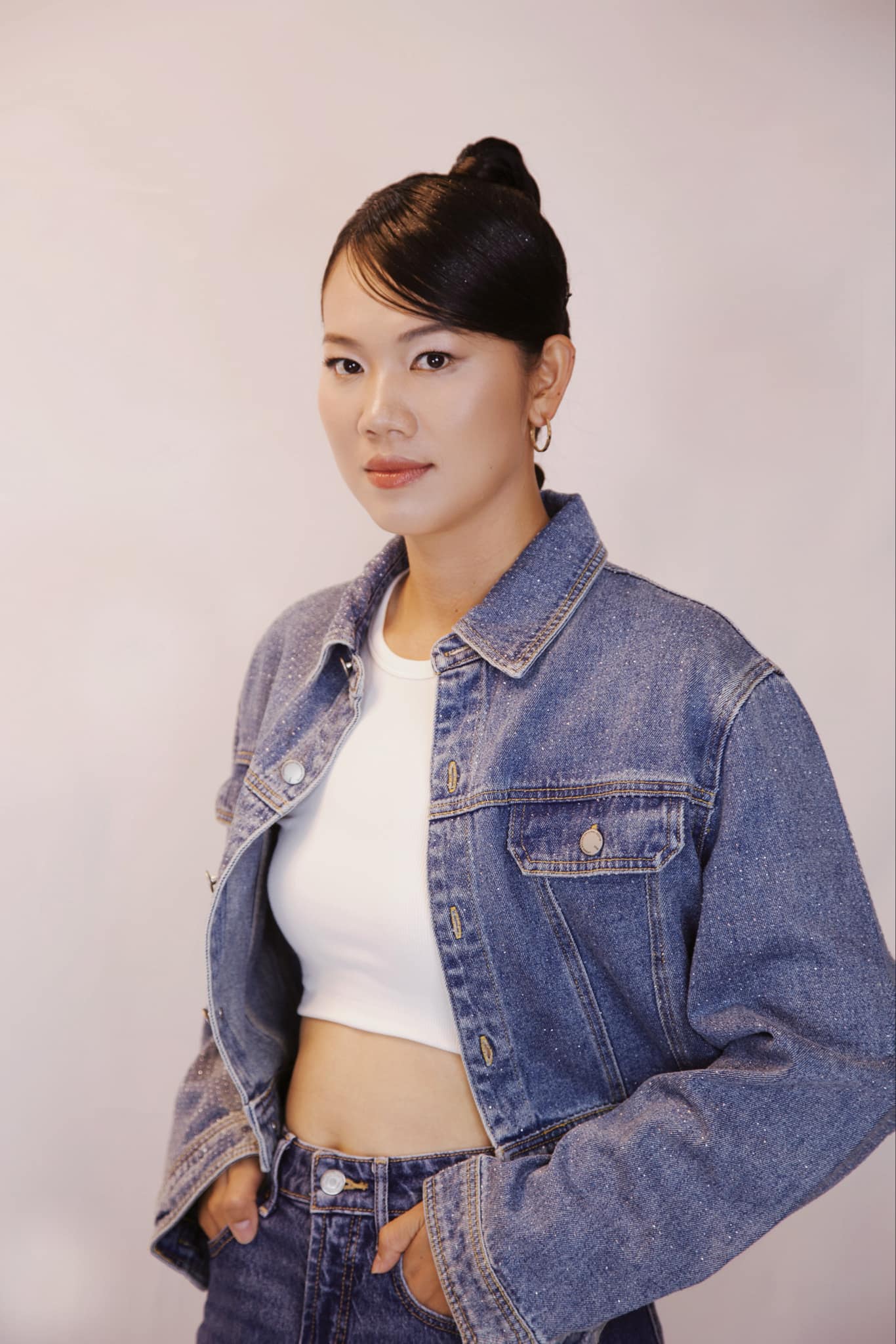 &Aacute;nh Vi&ecirc;n trang điểm "tone" c&aacute; t&iacute;nh sẽ thế n&agrave;o?- Ảnh 2.