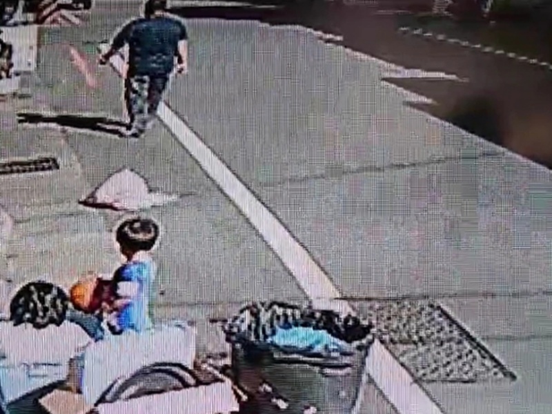 Người đ&agrave;n &ocirc;ng lạ mặt bất ngờ tiếp cận, n&oacute;i lời ngon ngọt, đứa trẻ c&oacute; phản ứng cực nhanh, tho&aacute;t khỏi chi&ecirc;u bắt c&oacute;c ngoạn mục!- Ảnh 2.