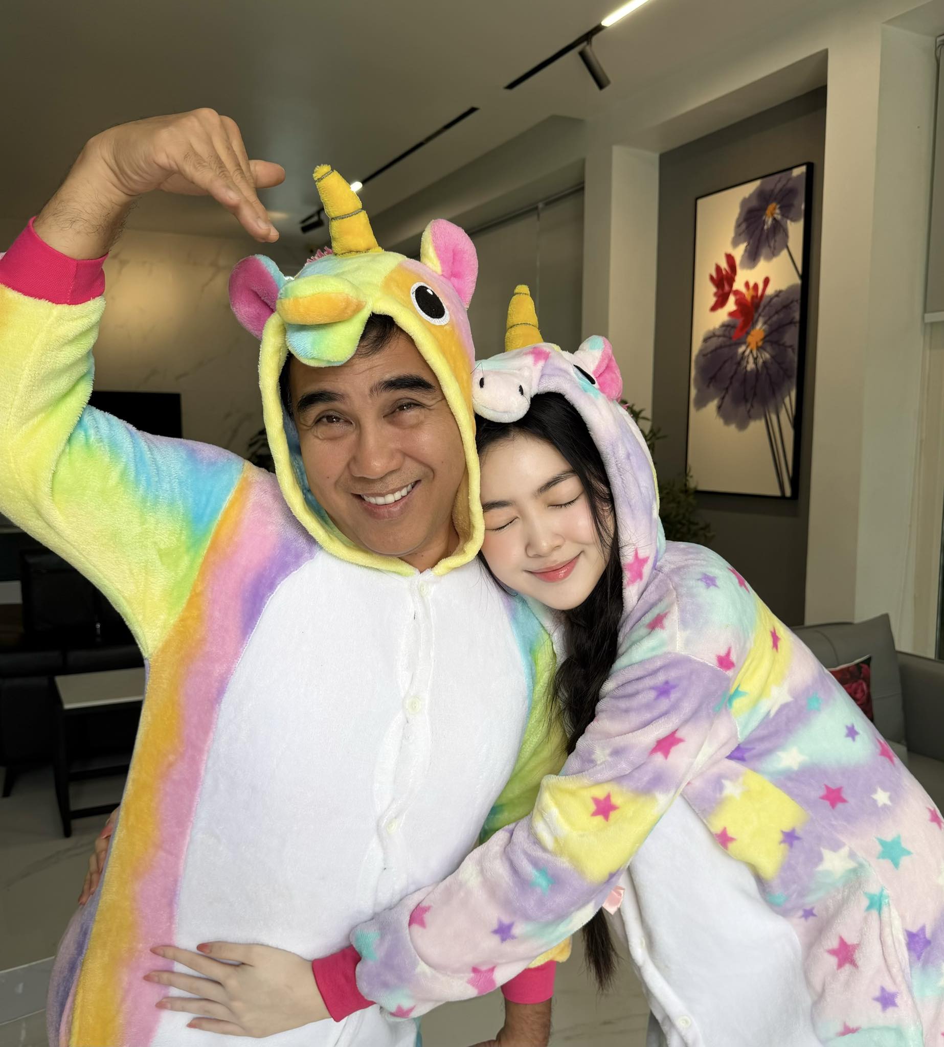 Kh&aacute;ch T&acirc;y xếp h&agrave;ng xem Lọ Lem chụp ảnh, về nước kể "ở Việt Nam cứ đi v&agrave;i bước l&agrave; gặp ti&ecirc;n nữ"- Ảnh 5.