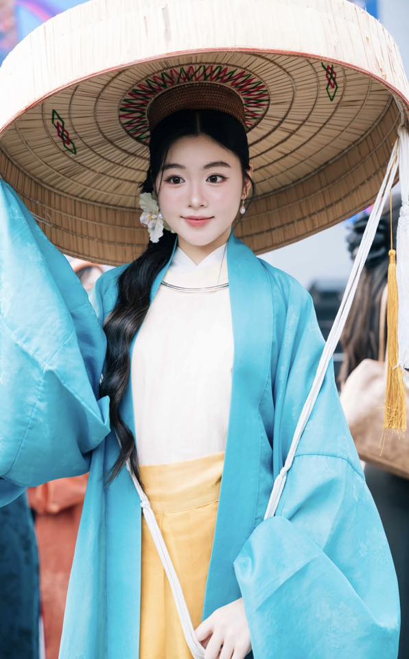 Kh&aacute;ch T&acirc;y xếp h&agrave;ng xem Lọ Lem chụp ảnh, về nước kể "ở Việt Nam cứ đi v&agrave;i bước l&agrave; gặp ti&ecirc;n nữ"- Ảnh 7.