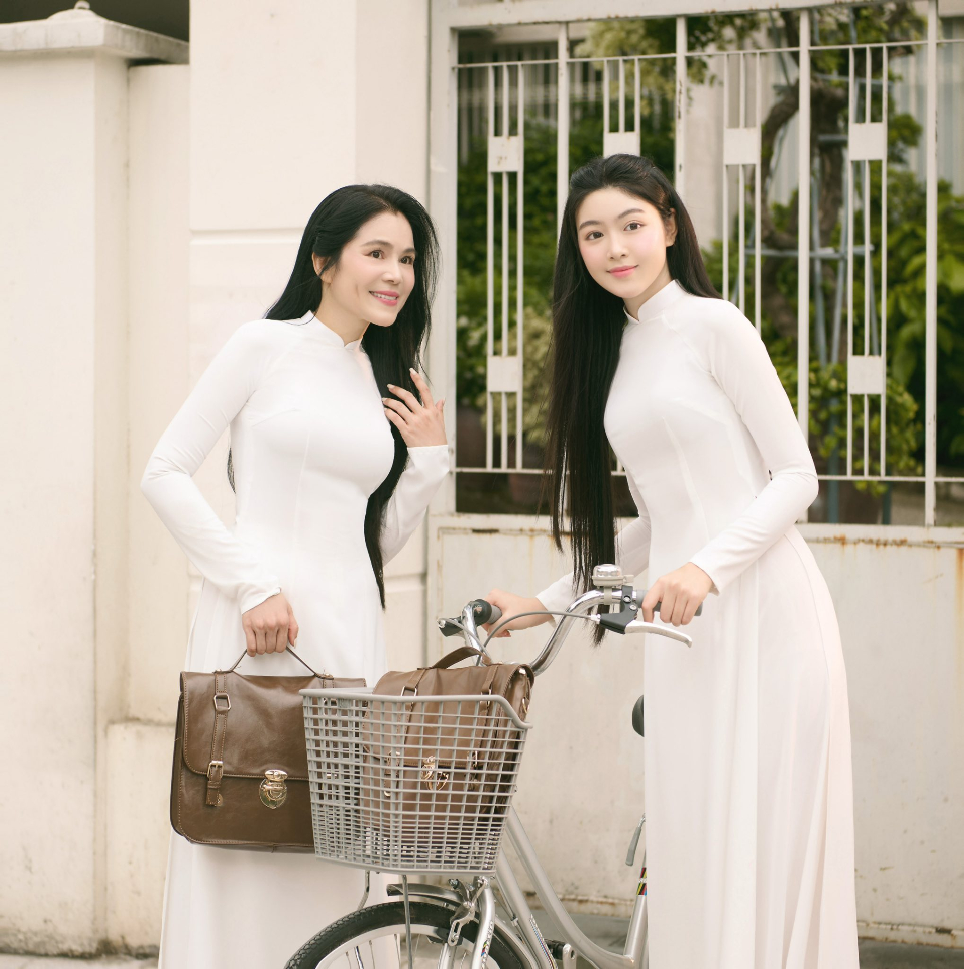 Kh&aacute;ch T&acirc;y xếp h&agrave;ng xem Lọ Lem chụp ảnh, về nước kể "ở Việt Nam cứ đi v&agrave;i bước l&agrave; gặp ti&ecirc;n nữ"- Ảnh 3.