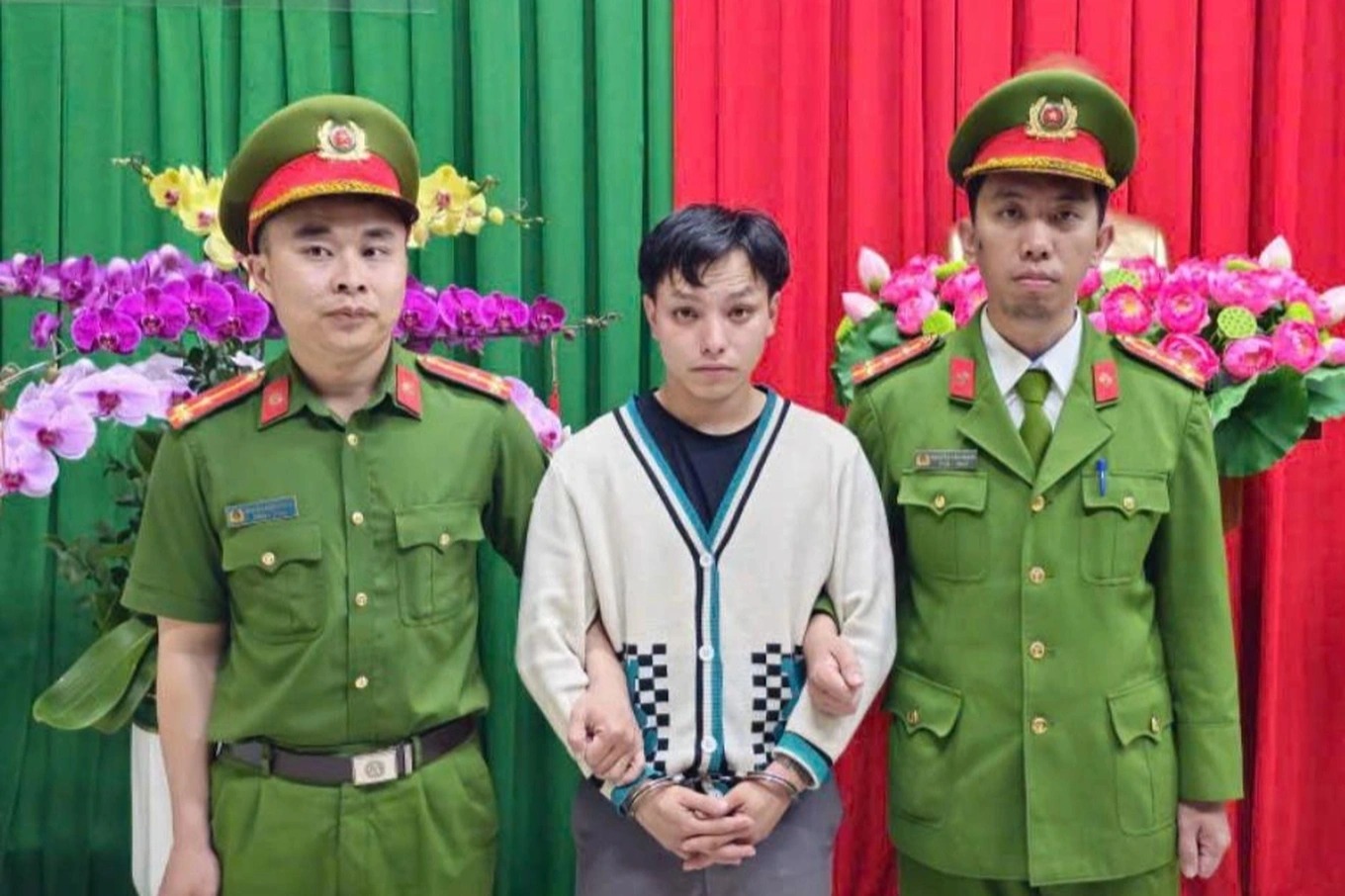 Th&ocirc;ng tin mới vụ nam thanh ni&ecirc;n l&aacute;i &ocirc; t&ocirc; "đi&ecirc;n" n&aacute;o loạn Bến xe li&ecirc;n tỉnh Đ&agrave; Lạt- Ảnh 1.