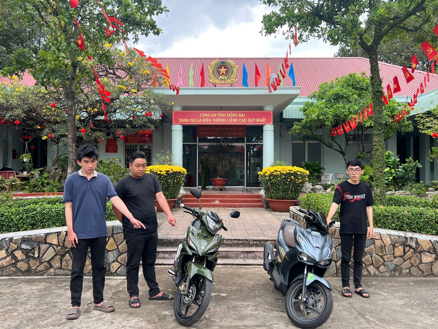 Ai là nạn nhân của nhóm giả danh Công an yêu cầu kiểm tra hành chính liên hệ ngay số 0965.709.709- Ảnh 1.