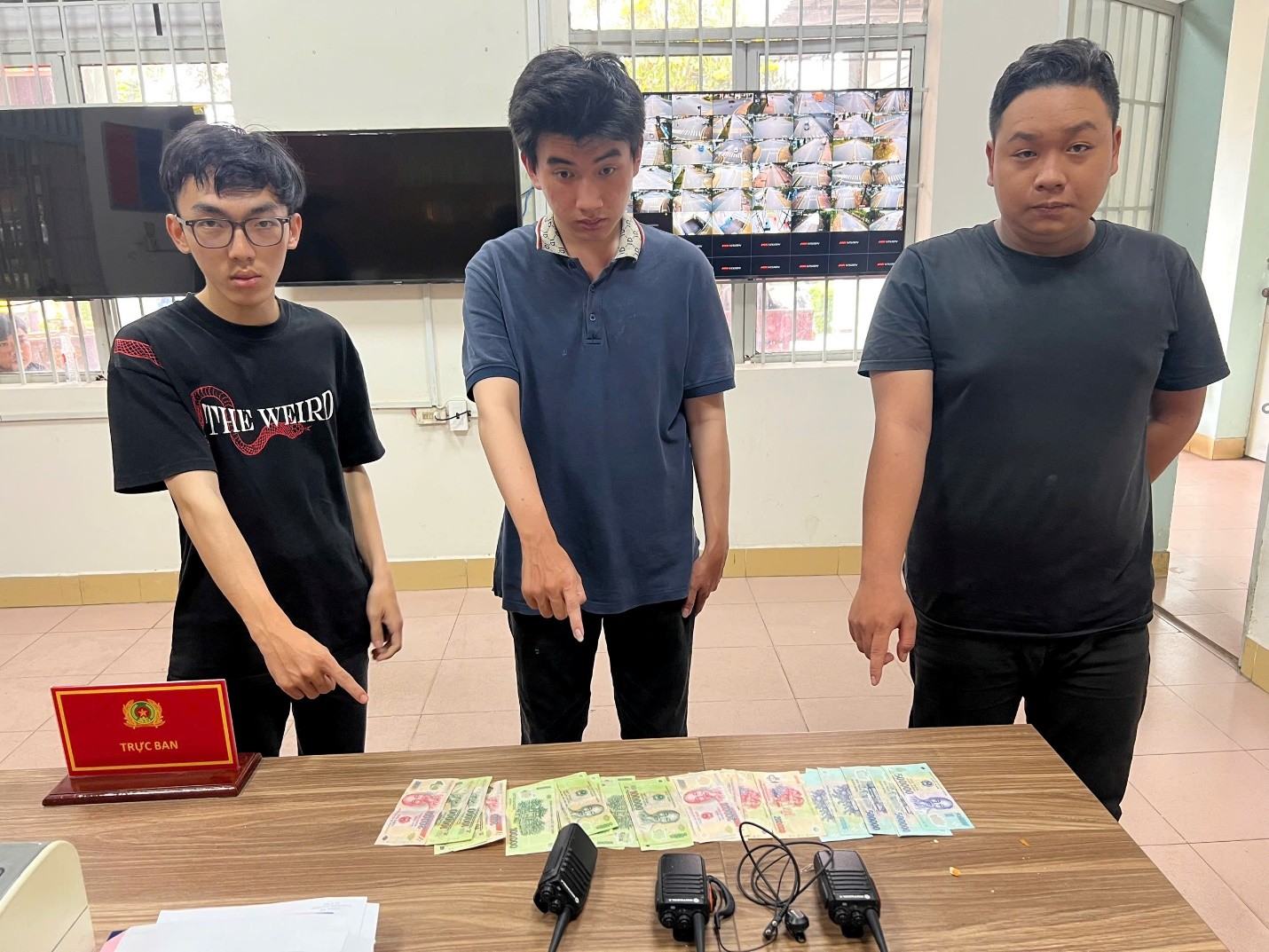 Ai là nạn nhân của nhóm giả danh Công an yêu cầu kiểm tra hành chính liên hệ ngay số 0965.709.709- Ảnh 2.