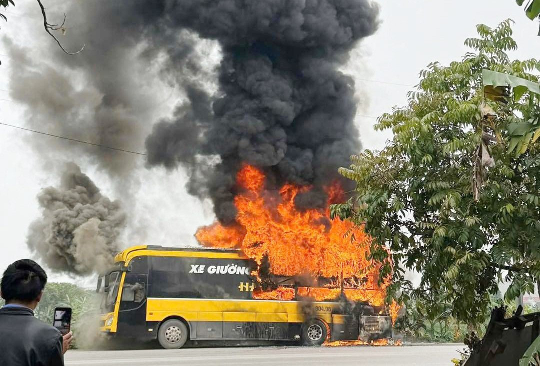 Xe chở c&ocirc;ng nh&acirc;n ch&aacute;y dữ dội, kh&oacute;i đen bốc cao h&agrave;ng chục m&eacute;t- Ảnh 1.