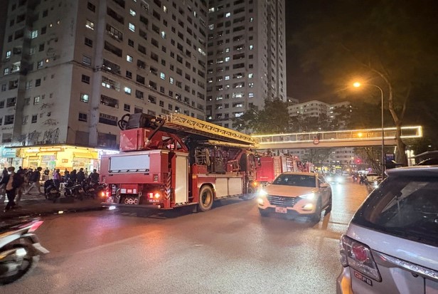 Ch&aacute;y căn hộ tầng cao ở chung cư HH Linh Đ&agrave;m: Kh&oacute;i đen cuồn cuộn, 1 người ngạt kh&oacute;i phải nhập viện- Ảnh 1.