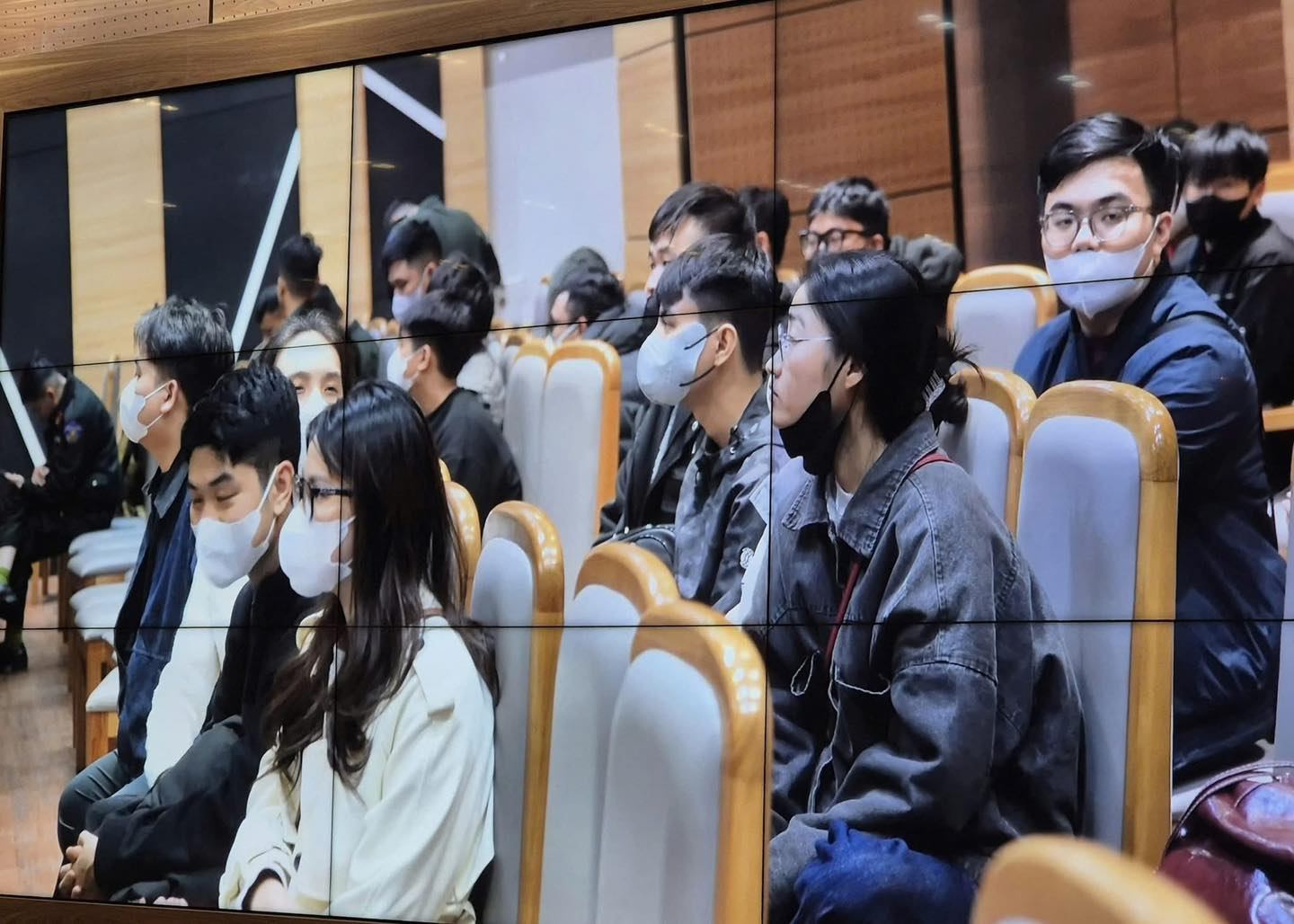 Khoảnh khắc C&ocirc;ng an ập v&agrave;o &ldquo;t&oacute;m gọn&rdquo; team X&ocirc;i Lạc TV, nhiều nh&acirc;n vi&ecirc;n đang ngồi trước d&agrave;n m&aacute;y t&iacute;nh kh&ocirc;ng kịp phản ứng- Ảnh 1.