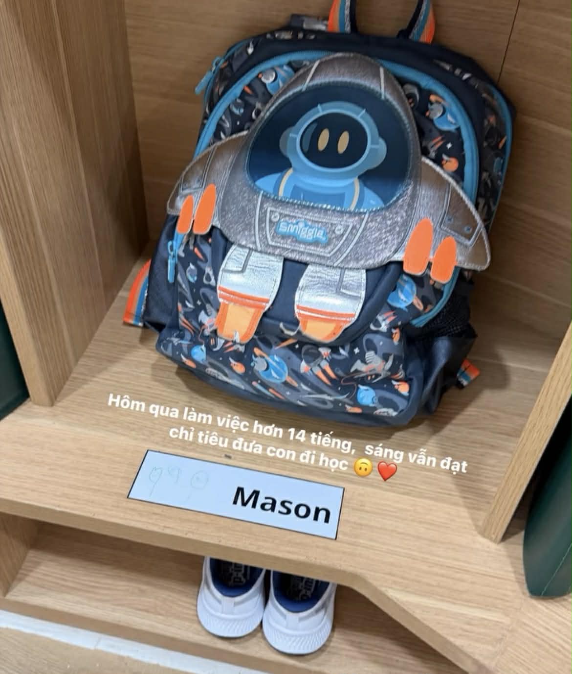 "Soi" balo đi học Tăng Thanh H&agrave; sắm cho con trai cưng: Tr&ocirc;ng rất xịn s&ograve; nhưng gi&aacute; tiền mới bất ngờ!- Ảnh 1.