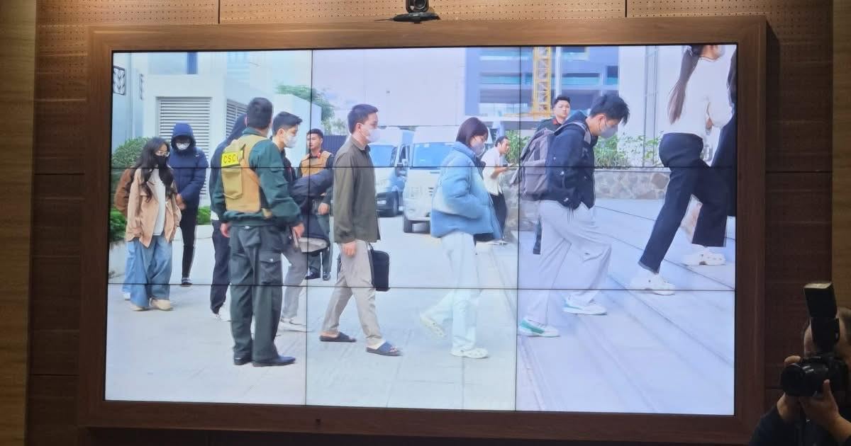 Khoảnh khắc C&ocirc;ng an ập v&agrave;o &ldquo;t&oacute;m gọn&rdquo; team X&ocirc;i Lạc TV, nhiều nh&acirc;n vi&ecirc;n đang ngồi trước d&agrave;n m&aacute;y t&iacute;nh kh&ocirc;ng kịp phản ứng- Ảnh 3.