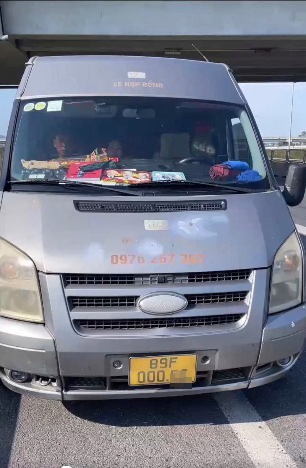 T&agrave;i xế quay clip tạo &aacute;p lực với CSGT để "lấp liếm" việc kh&ocirc;ng c&oacute; Giấy ph&eacute;p l&aacute;i xe- Ảnh 1.