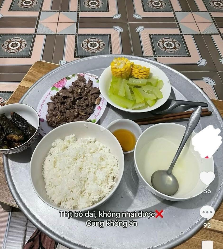 Con d&acirc;u chụp ảnh cơm cữ bố chồng nấu rồi ch&ecirc; ỏng ch&ecirc; eo, d&acirc;n t&igrave;nh ng&aacute;n ngẩm v&igrave; "c&aacute;i nết": Đ&acirc;y l&agrave; thử th&aacute;ch của bố chồng mới đ&uacute;ng!- Ảnh 4.