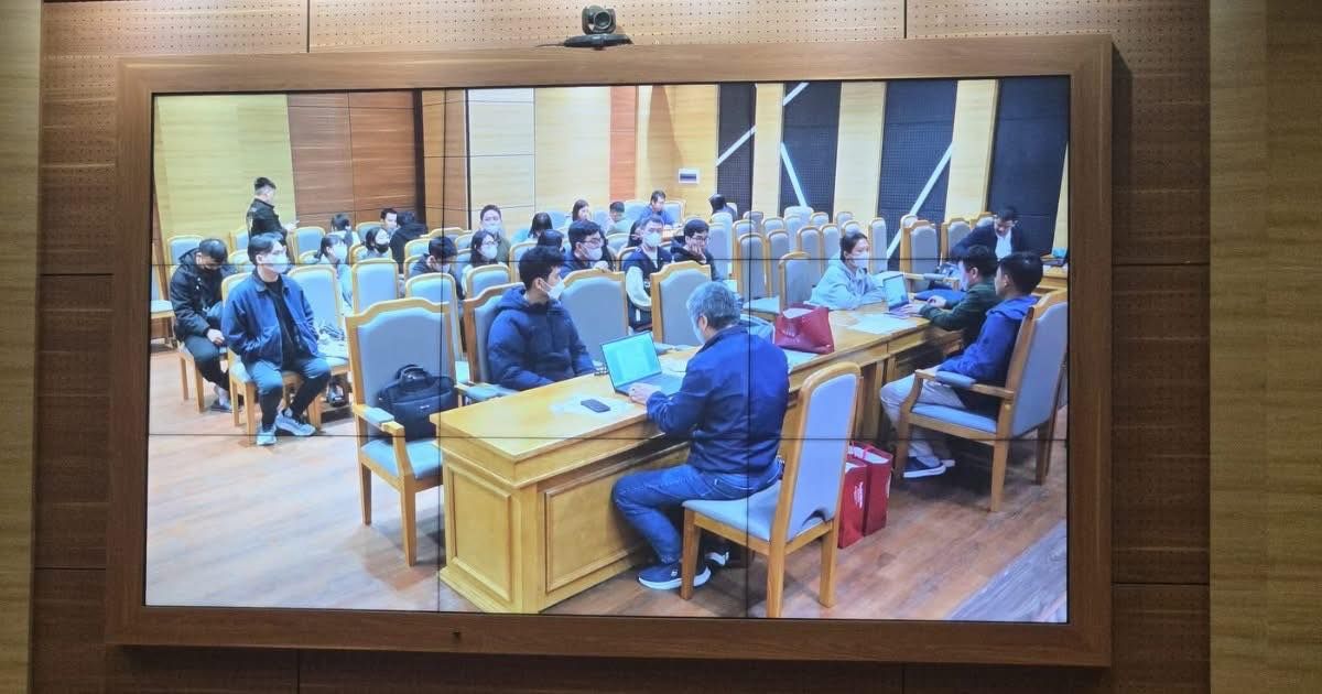 Khoảnh khắc C&ocirc;ng an ập v&agrave;o &ldquo;t&oacute;m gọn&rdquo; team X&ocirc;i Lạc TV, nhiều nh&acirc;n vi&ecirc;n đang ngồi trước d&agrave;n m&aacute;y t&iacute;nh kh&ocirc;ng kịp phản ứng- Ảnh 2.