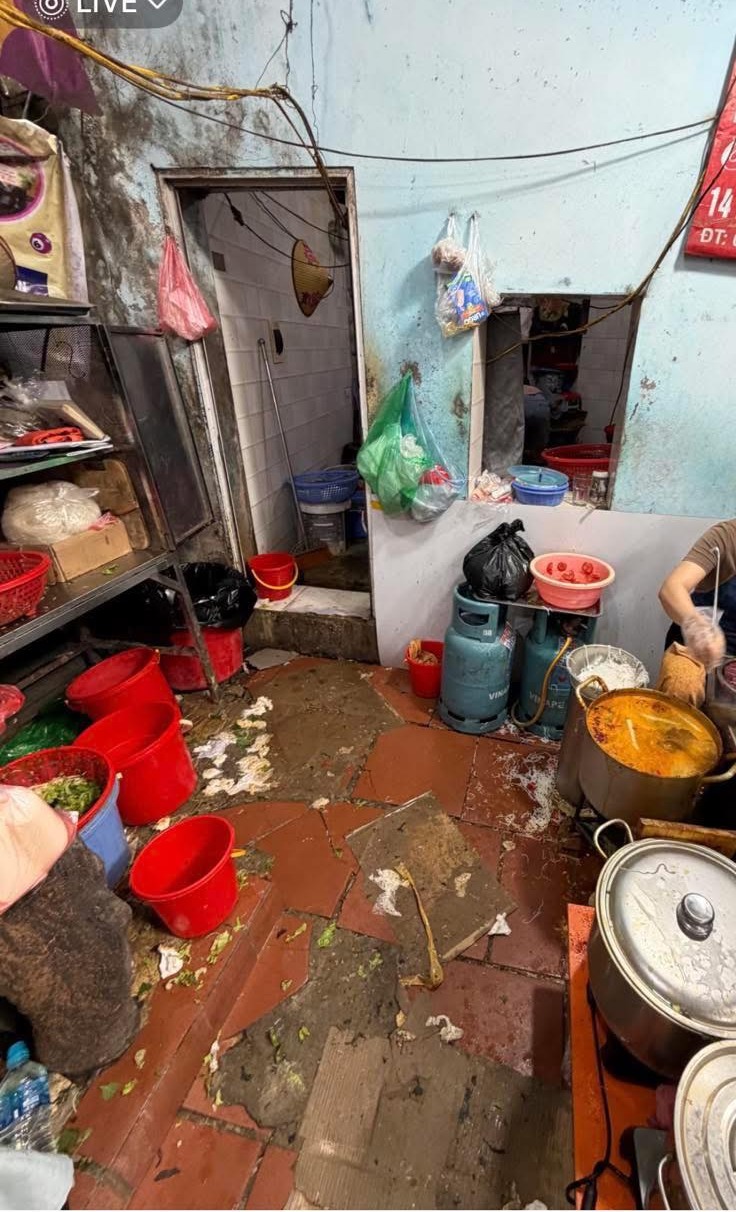 Đ&oacute;ng cửa qu&aacute;n b&uacute;n ri&ecirc;u H&agrave; Nội bị du kh&aacute;ch ch&ecirc; tr&ecirc;n MXH Trung Quốc- Ảnh 1.