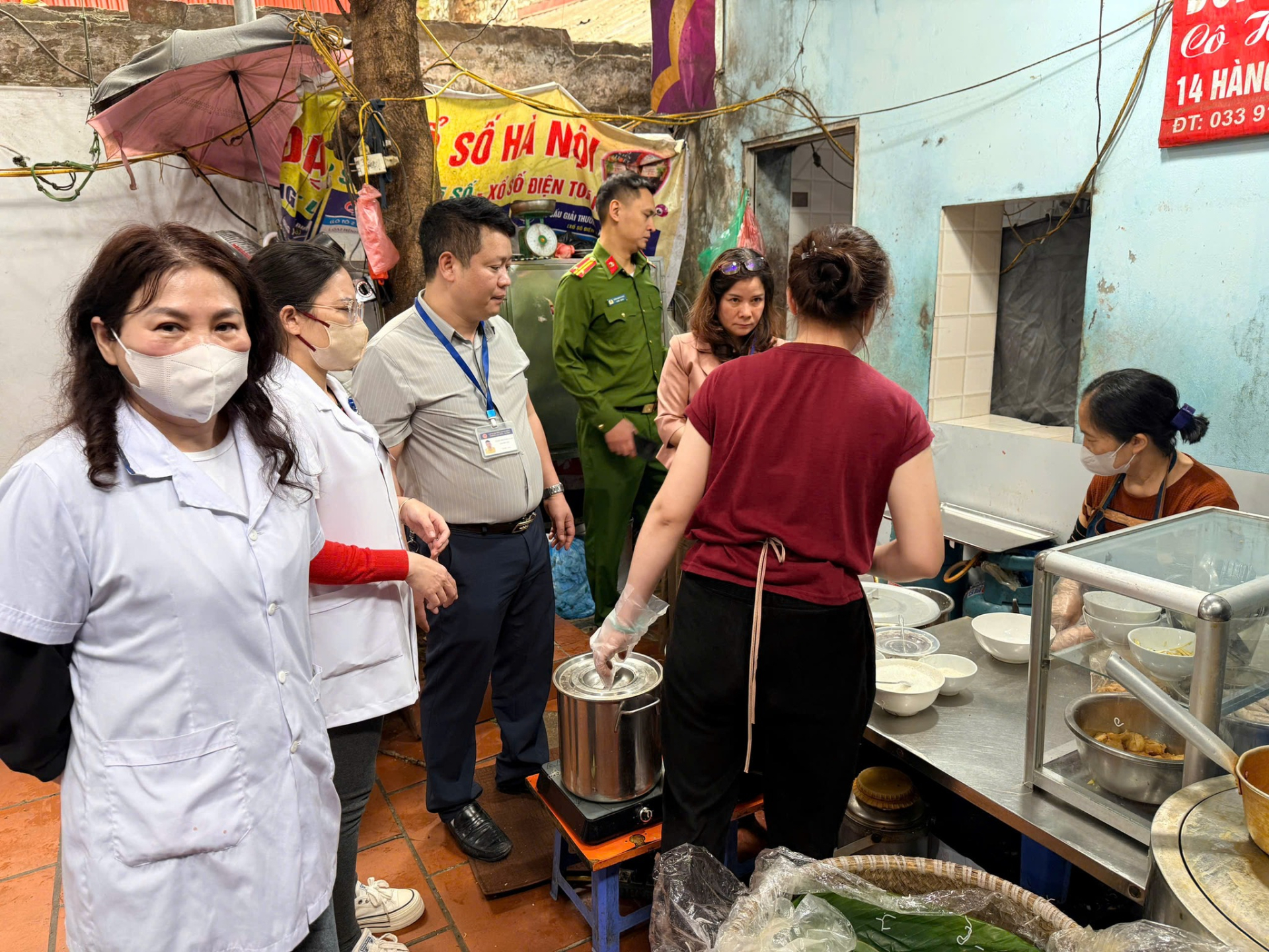 Đ&oacute;ng cửa qu&aacute;n b&uacute;n ri&ecirc;u H&agrave; Nội bị du kh&aacute;ch ch&ecirc; tr&ecirc;n MXH Trung Quốc- Ảnh 3.