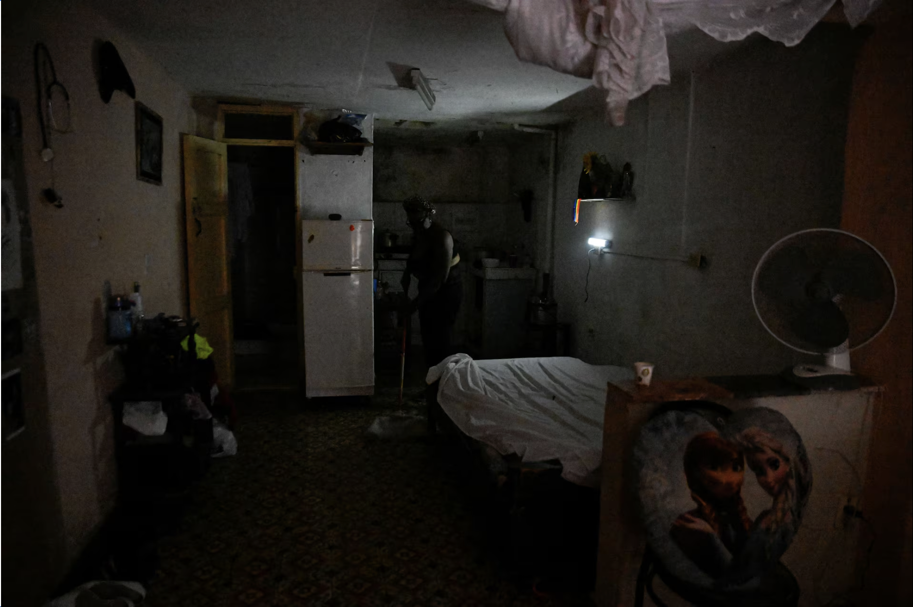 Hệ thống điện Cuba t&ecirc; liệt diện rộng sau sự cố bất ngờ- Ảnh 1.