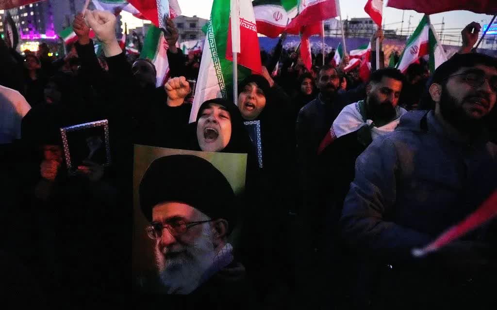 Người d&acirc;n Iran đau x&oacute;t trước sự qua đời của Đại gi&aacute;o chủ Ayatollah Ali Khamenei (Ảnh: AP)