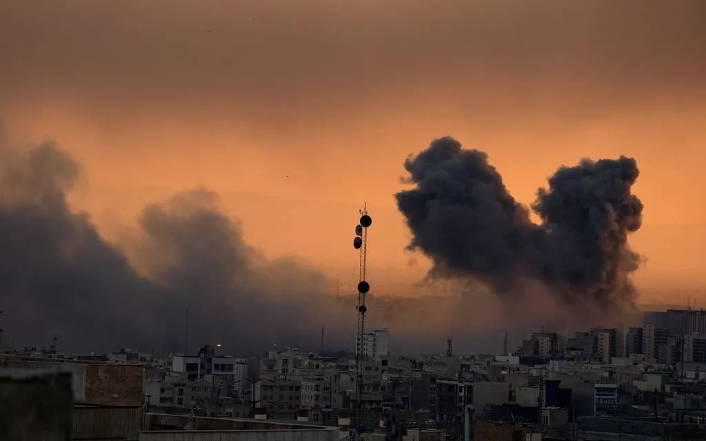 Thủ đ&ocirc; Tehran của Iran ch&igrave;m trong kh&oacute;i lửa suốt 5 ng&agrave;y qua (Ảnh: AP)