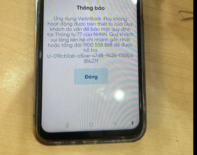 Nhiều người t&aacute; h&oacute;a v&igrave; bất ngờ bị kh&oacute;a ứng dụng ng&acirc;n h&agrave;ng- Ảnh 1.