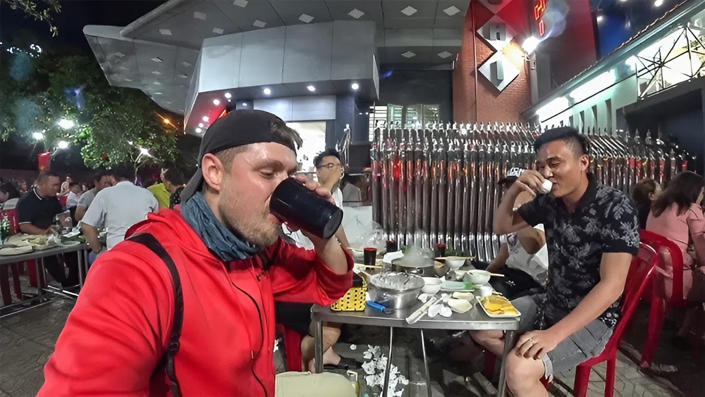 Kh&ocirc;ng hiểu "nhậu" trong tiếng Việt ch&iacute;nh x&aacute;c l&agrave; g&igrave;, anh T&acirc;y "mắc kẹt" 5 tiếng tr&ecirc;n b&agrave;n tiệc- Ảnh 1.