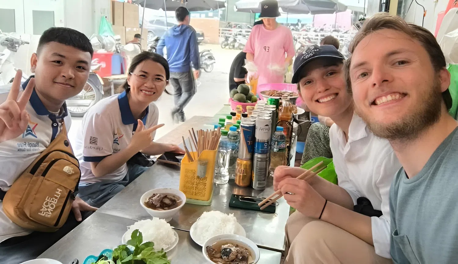 Kh&ocirc;ng hiểu "nhậu" trong tiếng Việt ch&iacute;nh x&aacute;c l&agrave; g&igrave;, anh T&acirc;y "mắc kẹt" 5 tiếng tr&ecirc;n b&agrave;n tiệc- Ảnh 2.