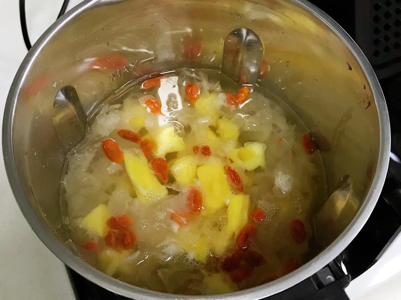 Chị em nấu ngay m&oacute;n ăn c&oacute; vị chua ngọt, mềm mướt v&agrave; gi&agrave;u collagen gi&uacute;p dưỡng da, dịu cổ họng cực tốt trong m&ugrave;a xu&acirc;n- Ảnh 6.