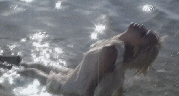 Ch&acirc;u B&ugrave;i ch&iacute;nh thức cầm mic đi h&aacute;t: C&oacute; Binz yểm trợ nhưng vẫn nhạt, b&ugrave; lại visual "g&aacute;nh trọn" cả MV!- Ảnh 4.