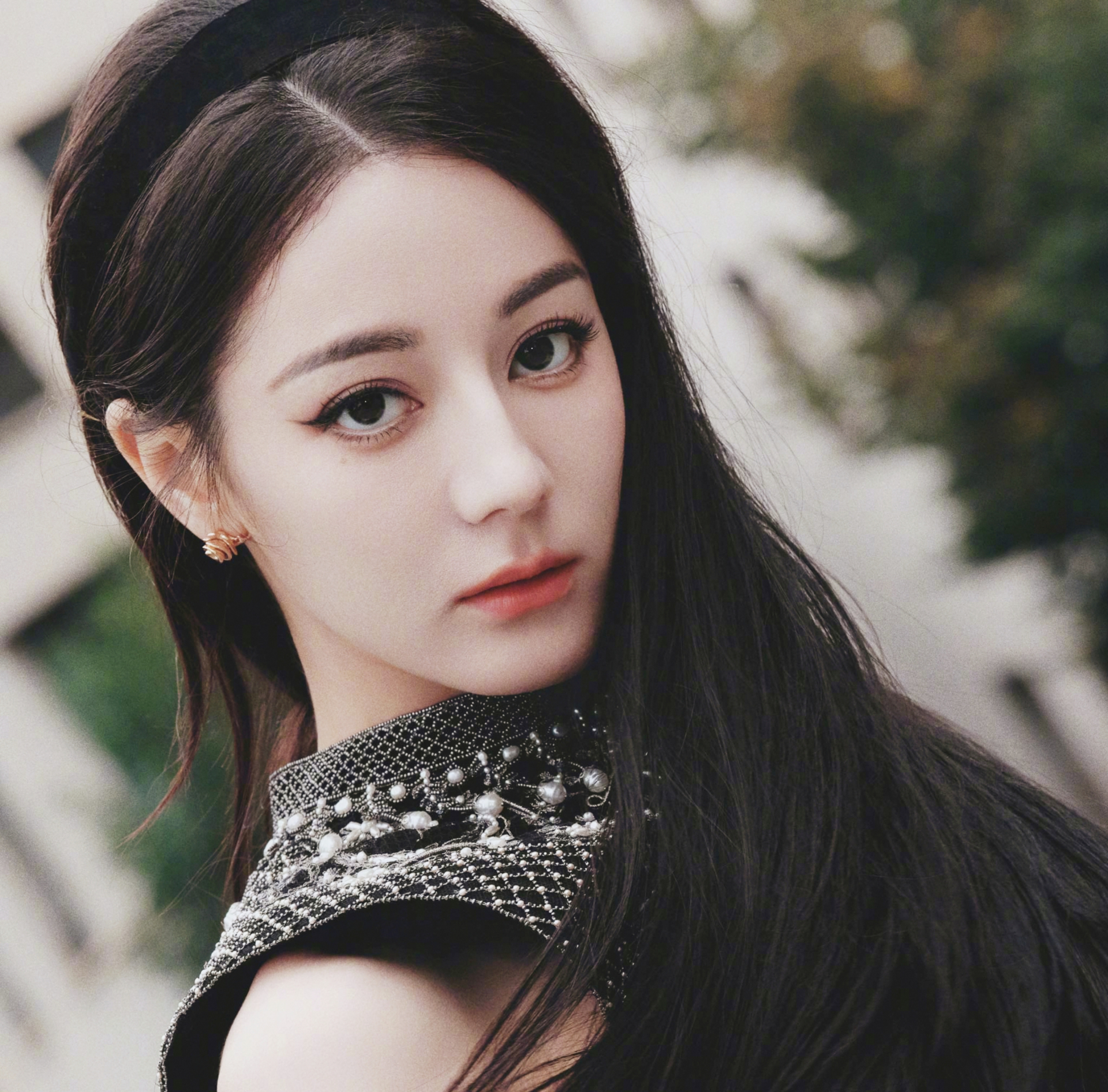 X&oacute;t cho Địch Lệ Nhiệt Ba hiện tại- Ảnh 2.